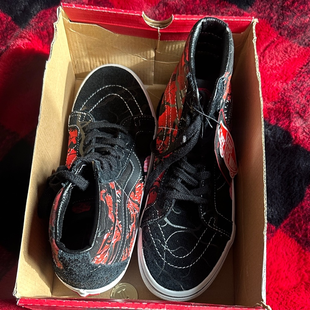 Vans Unisex M8/W9.5 Black Red Stranger Things SK8-Hi Reissue sneakers!
